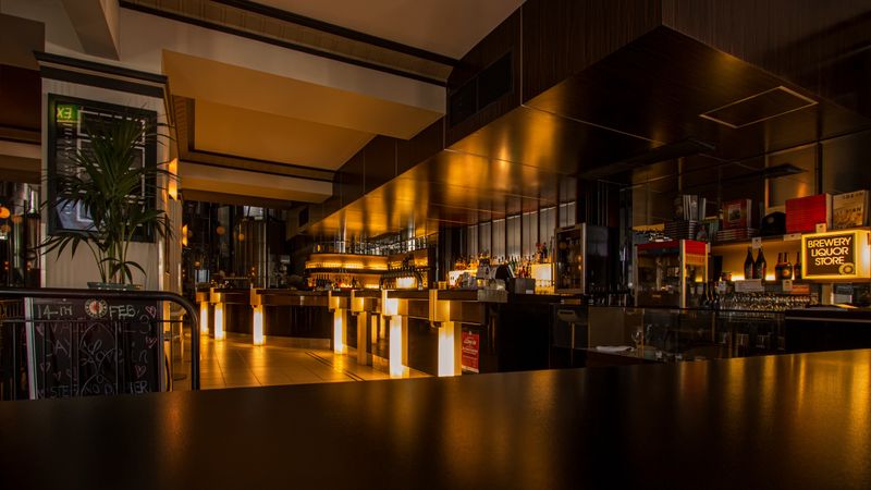 Elegantes Restaurant mit gedeckten Tischen